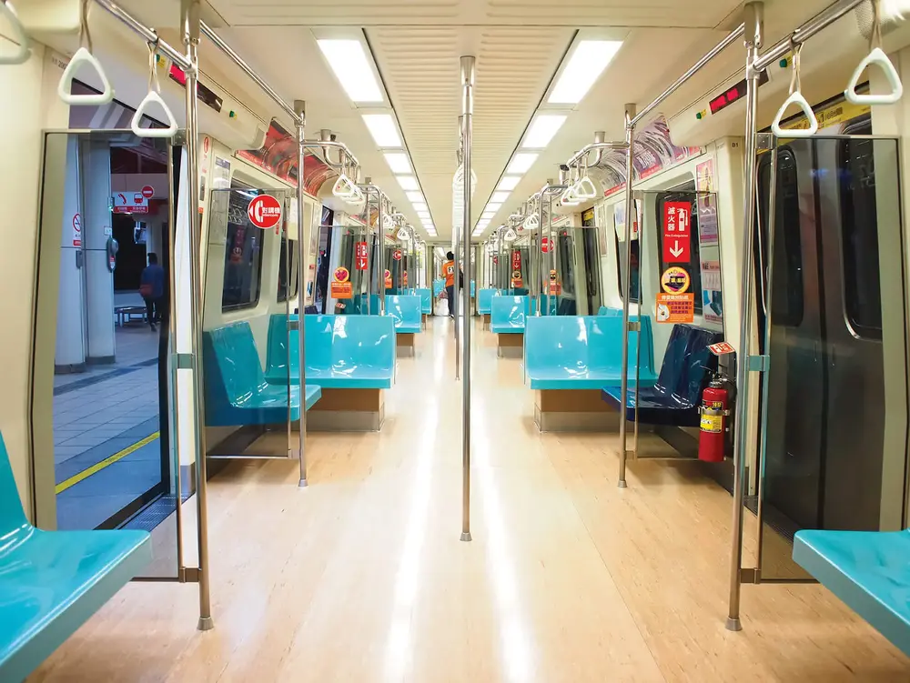 [Translate to Chinese:] An almost empty train with blue seats and bright lights 